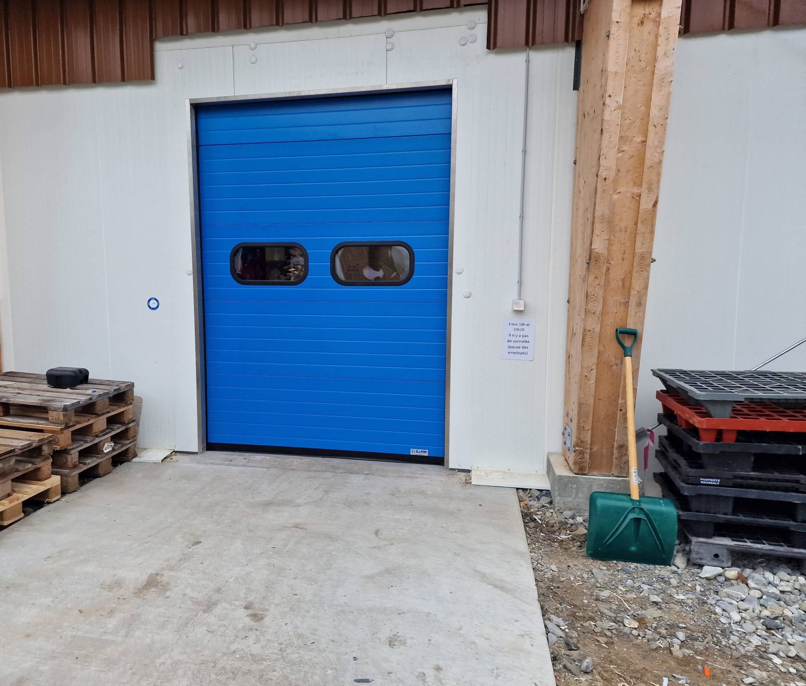 Installation d'une porte sectionnelle sécurisée dans un laboratoire à Aix en Provence pour améliorer l'isolation thermique