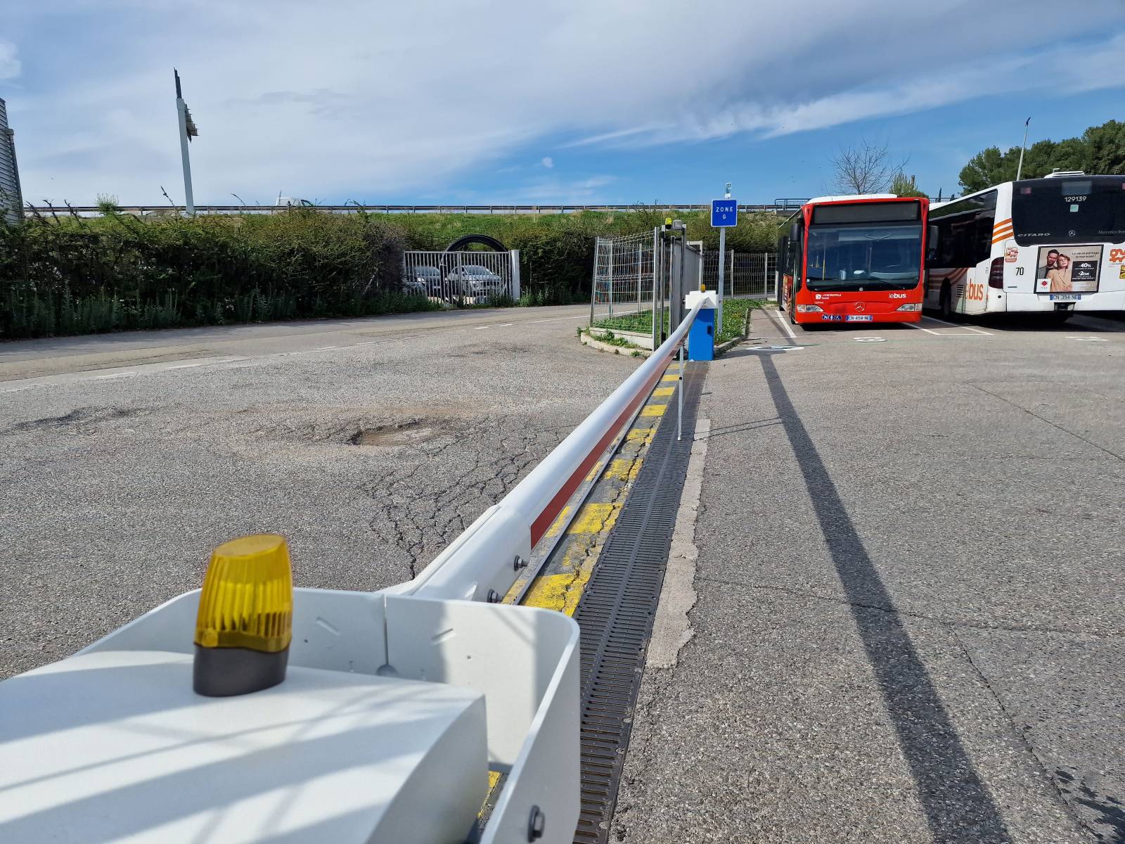 Installation d'une barrière levante automatique à Aix en Provence Les Milles pour moderniser et contrôler l'accès.