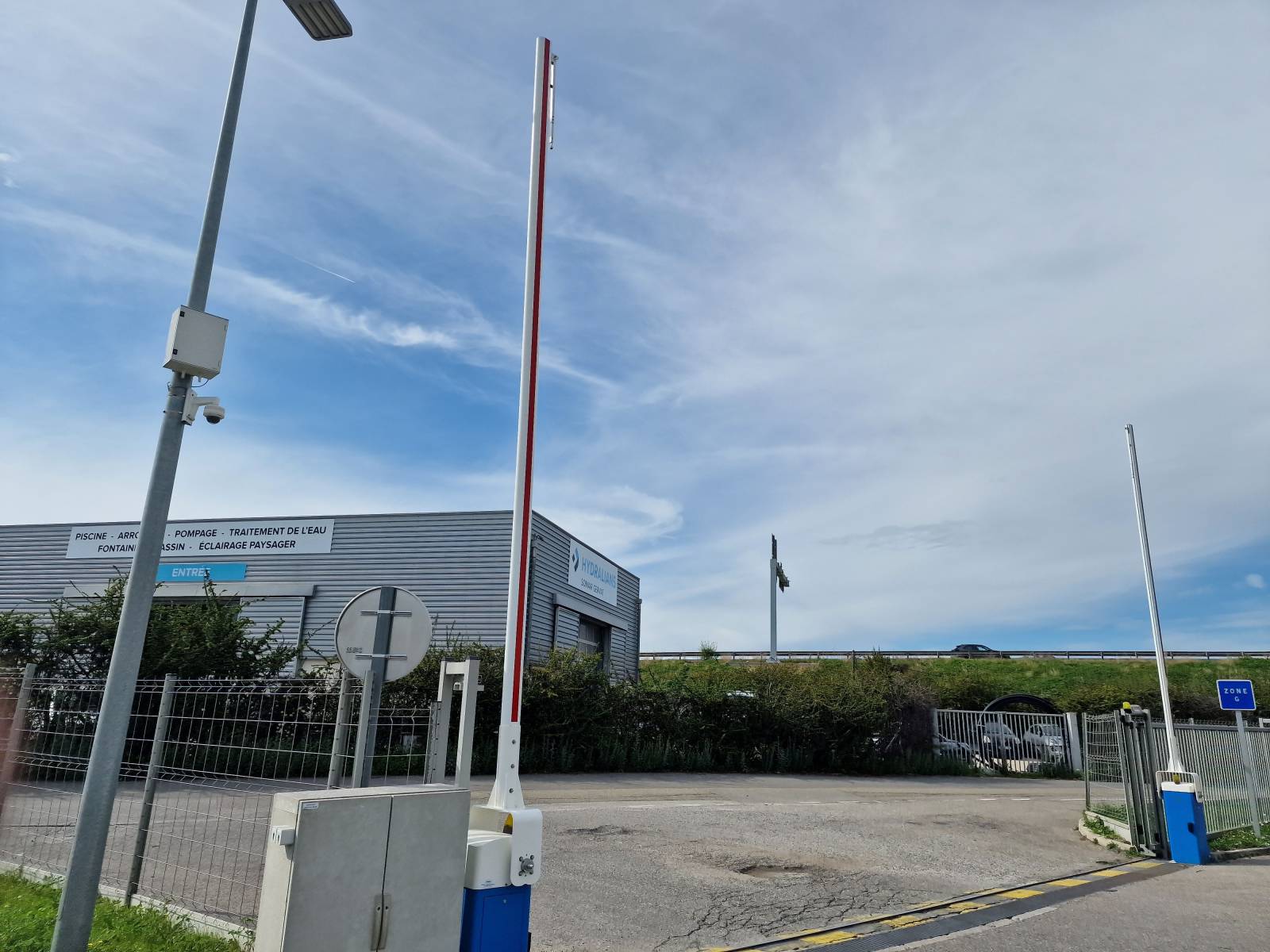 Installation d'une barrière levante automatique à Aix en Provence Les Milles pour moderniser et contrôler l'accès.