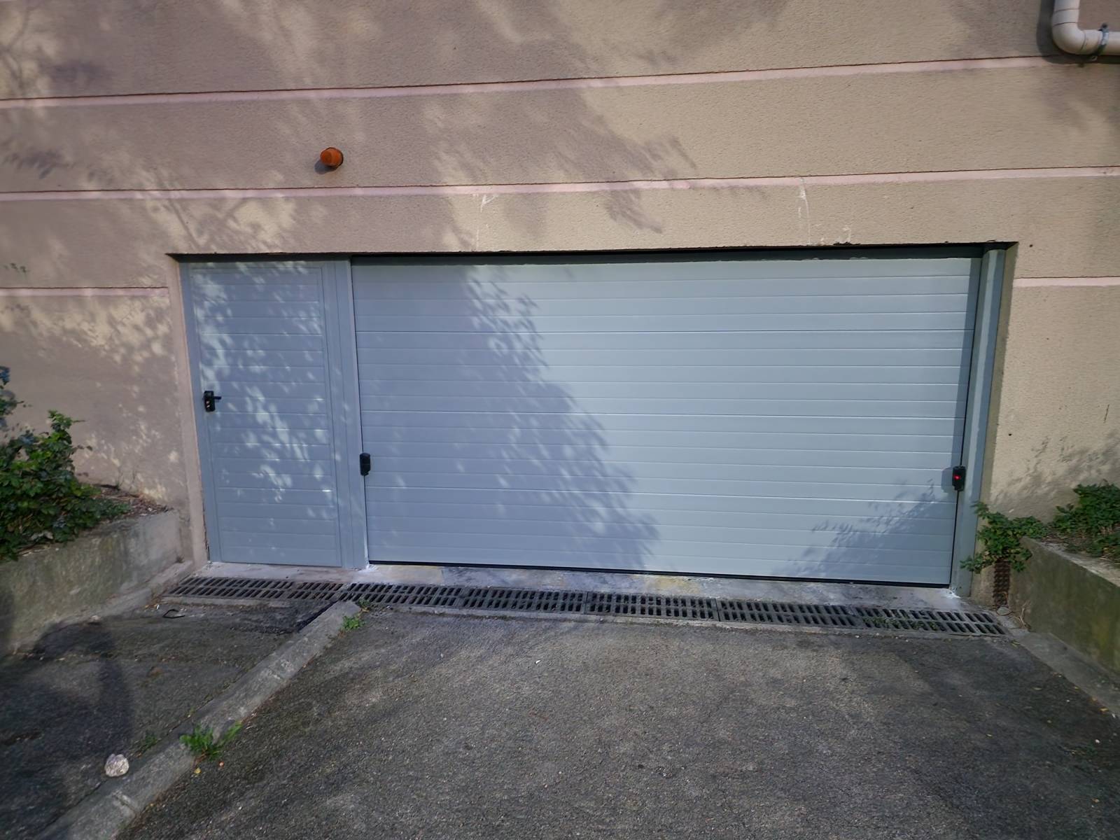 Installation de la porte sectionnelle motorisée et du portail avec groom