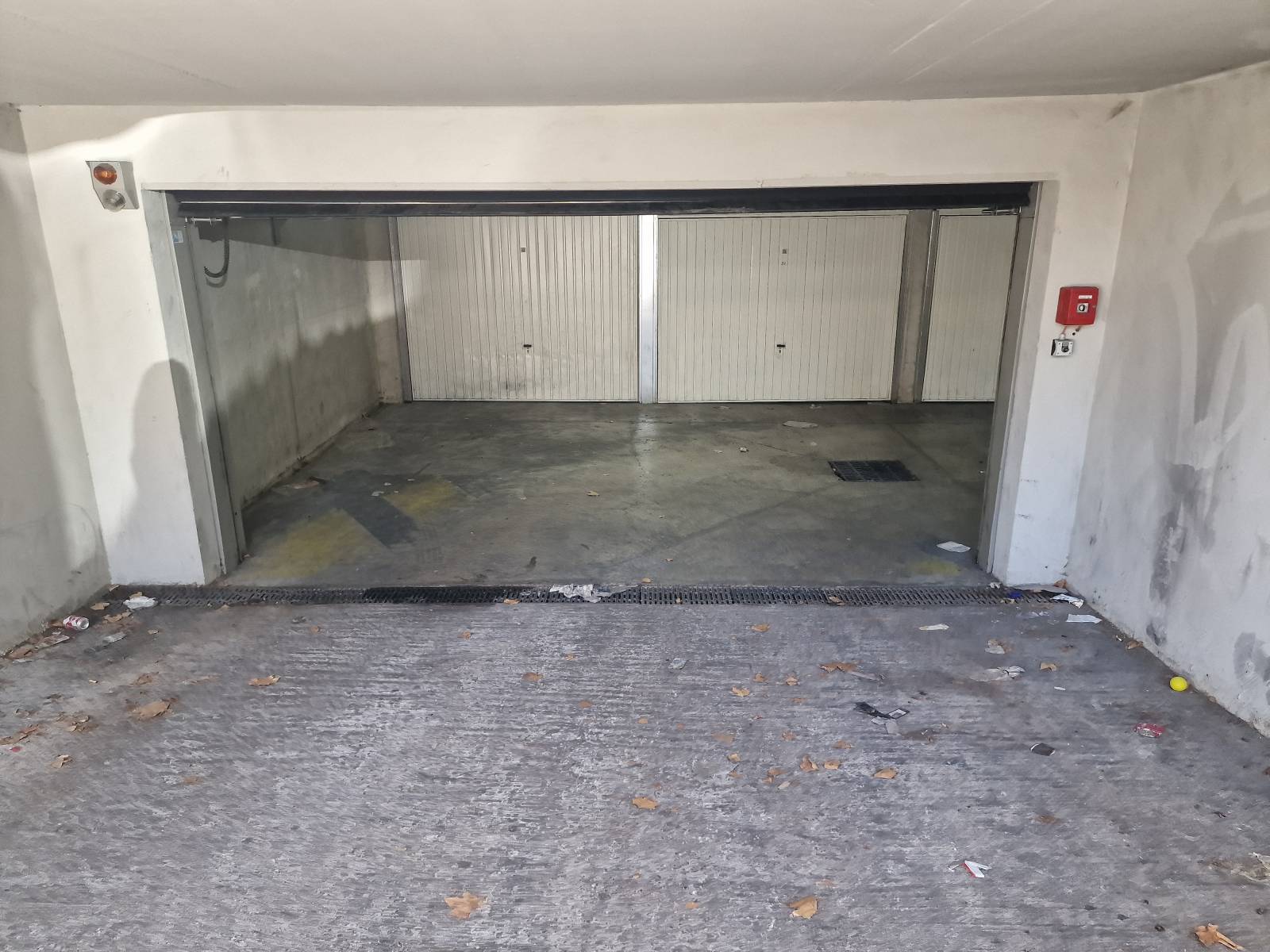 Installation de porte de garage basculante pour box dans une copropriété sur Aix en Provence proche du centre ville
