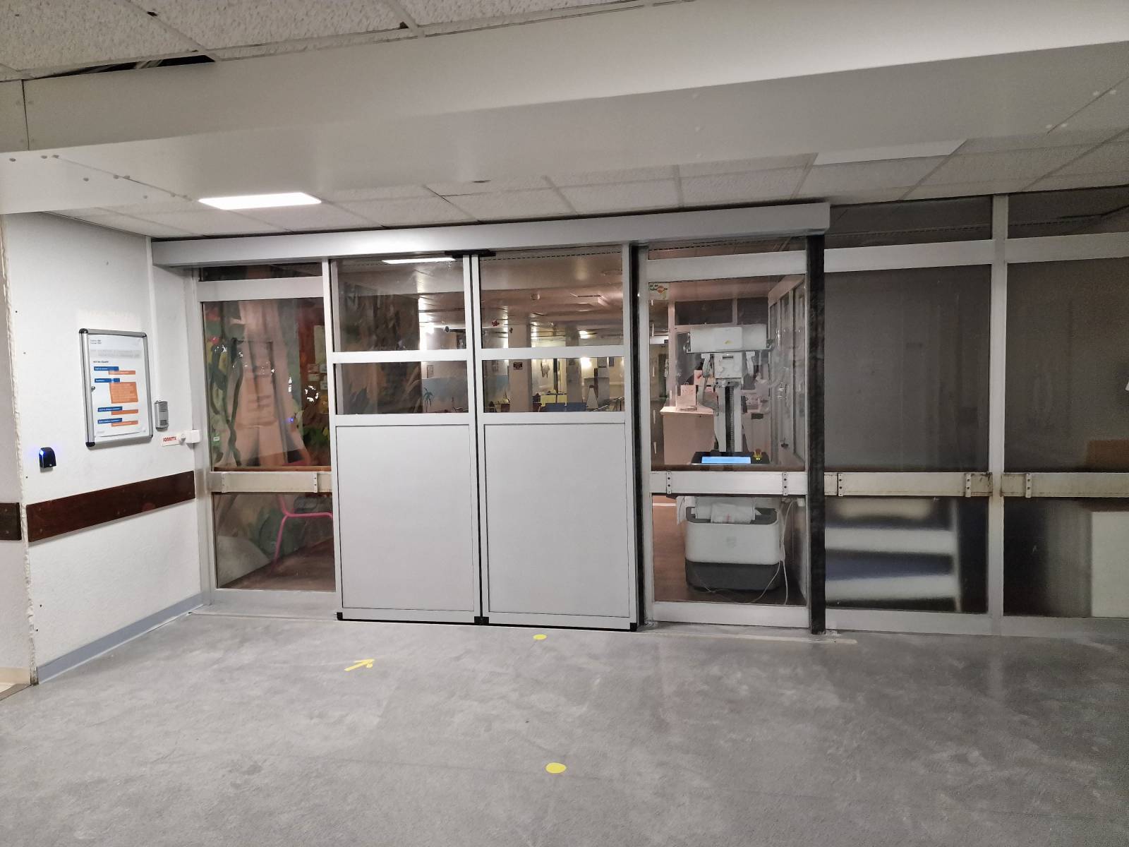 Porte automatique avec rail au sol