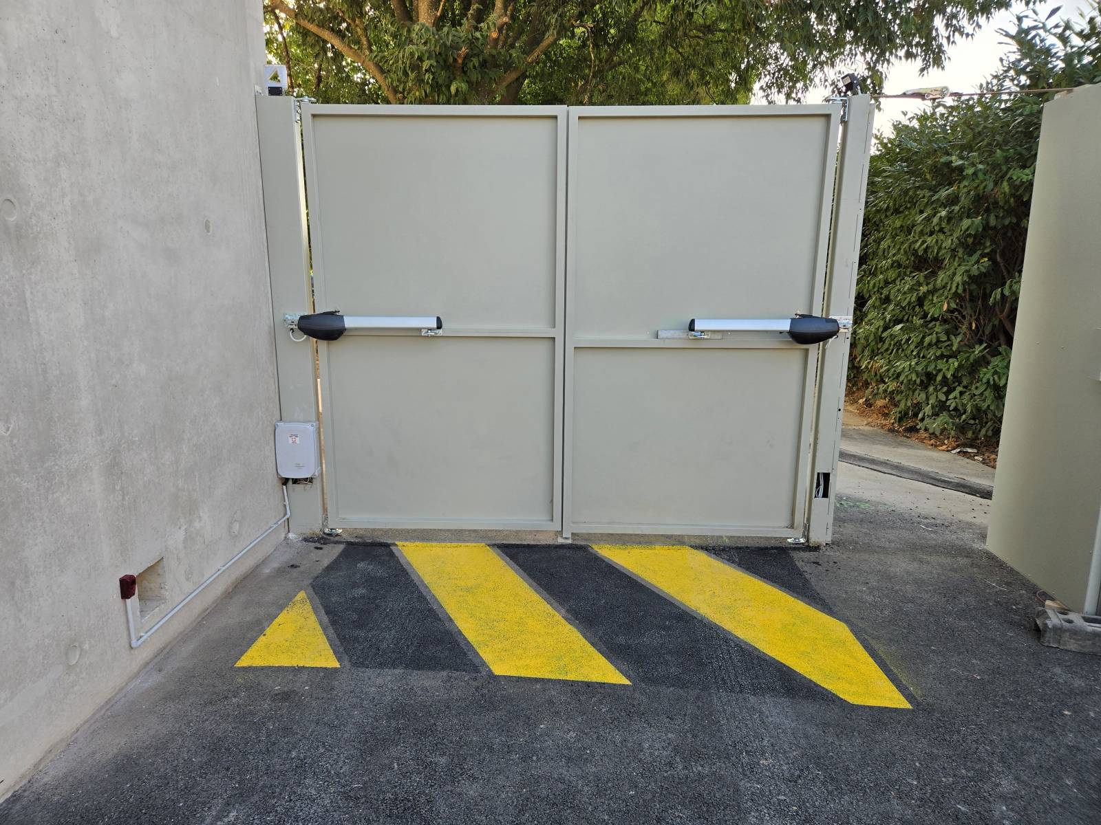 Motorisation de portail battant Roger Technology