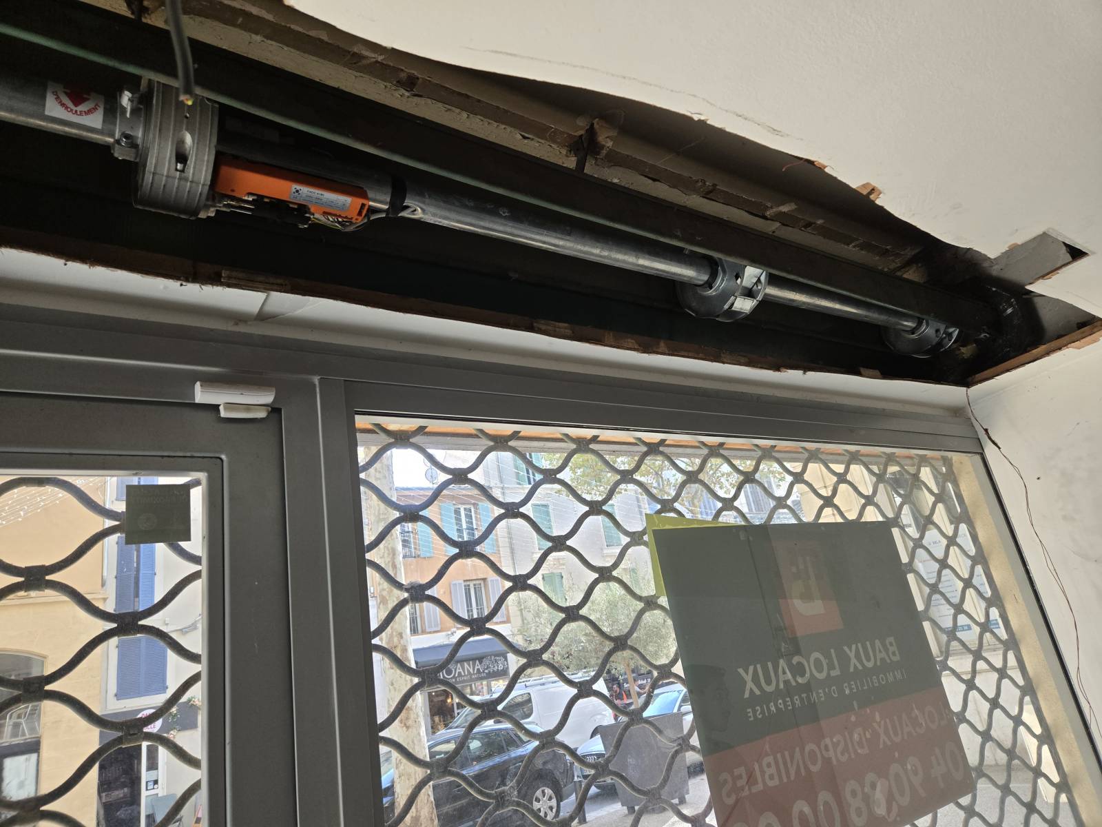 Remplacement de motorisation d'axe de rideau métallique