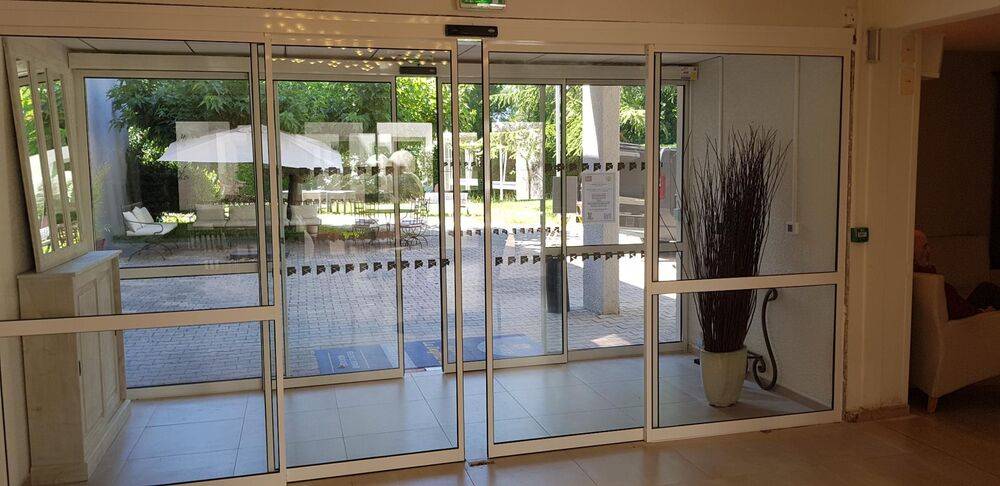 Installation porte automatique coulissante à 2 vantaux à Marseille