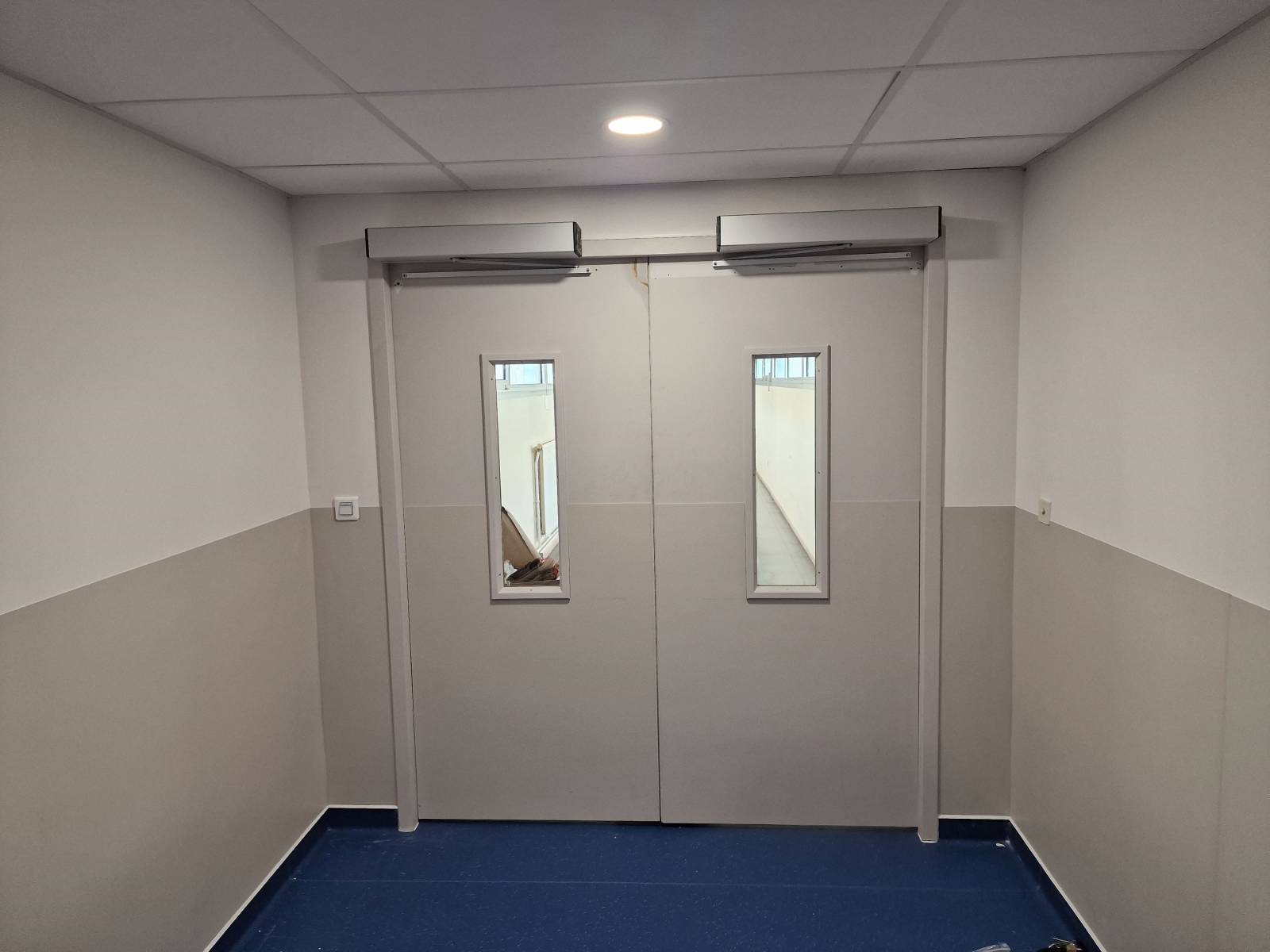 Installation d'automatismes sur portes battantes manuelles dans un établissement médical à Avignon