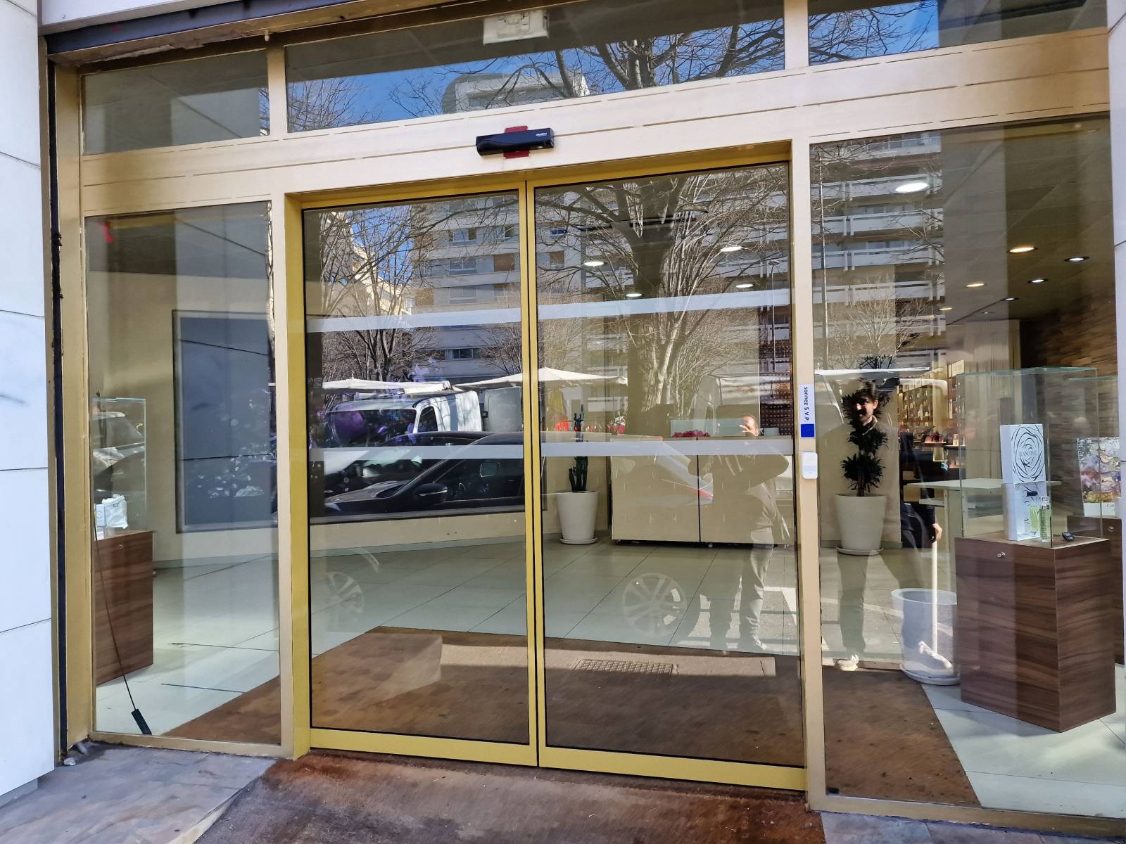 Porte automatique couleur or