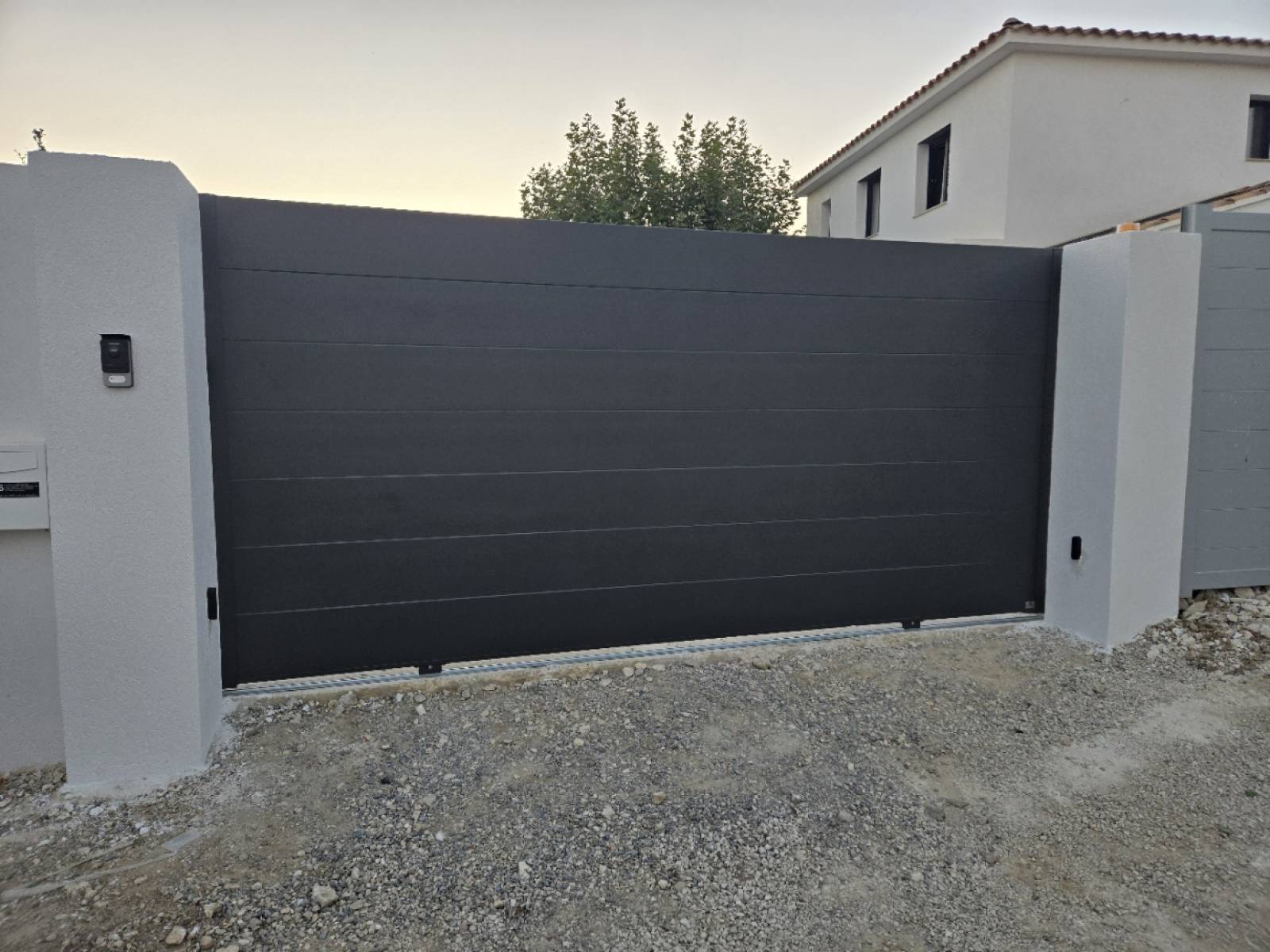 Portail coulissant motorisation invisible