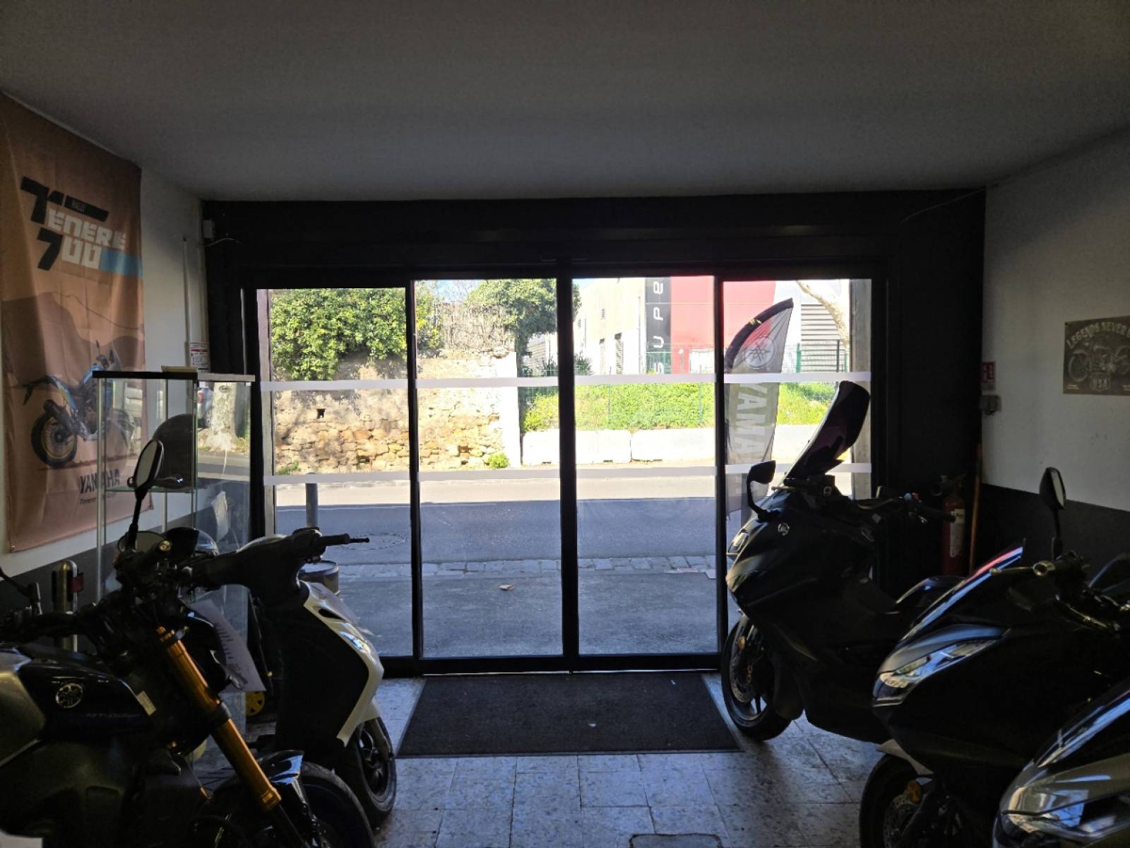 Porte automatique à ouverture centrale avec 2 parties fixe