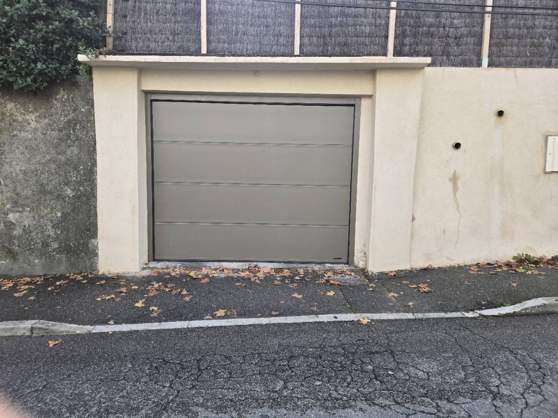 Porte de garage sectionnelle SOMFY