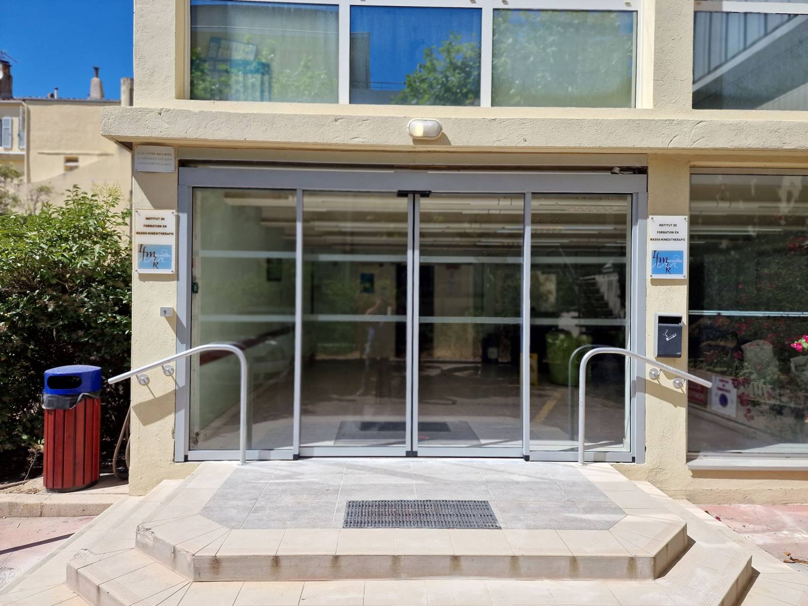 Installation d'une porte automatique 2 vantaux dans une école à Marseille avec dépose de l'ancienne porte