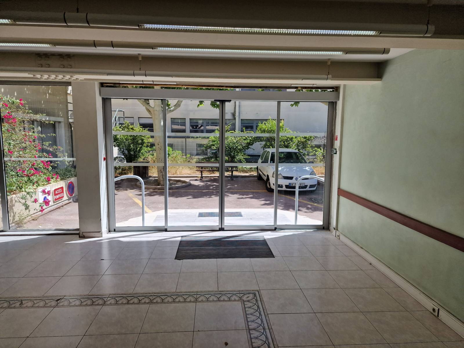 Installation d'une porte automatique 2 vantaux dans une école à Marseille avec dépose de l'ancienne porte