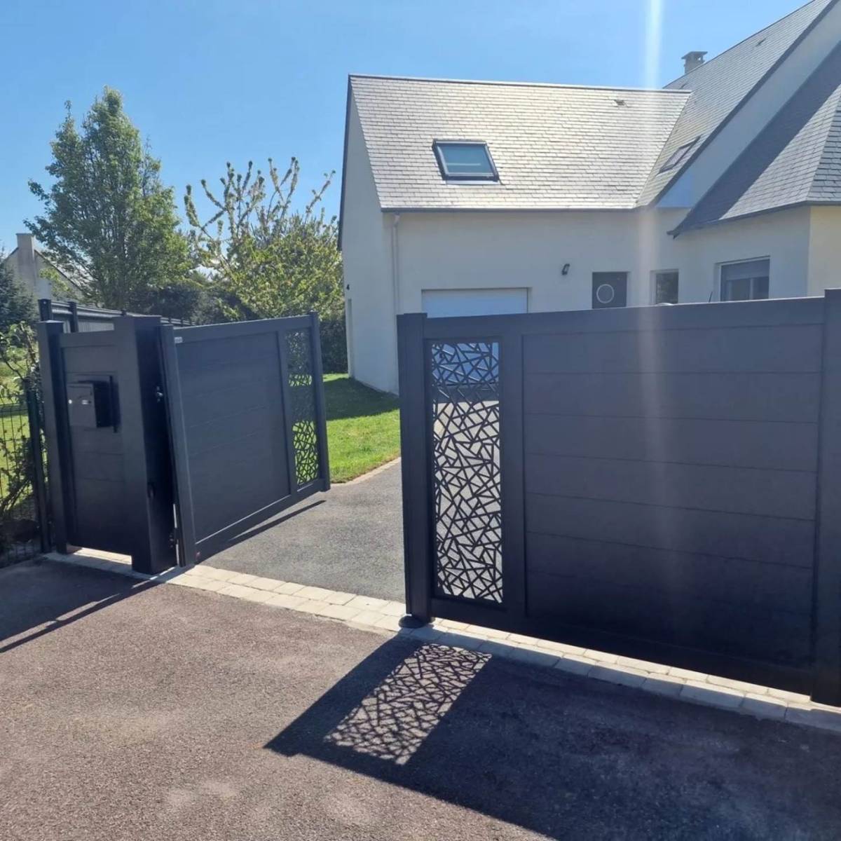 Portail battant à relevé de pente