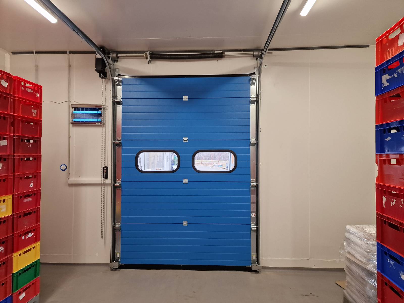 Installation d'une porte sectionnelle sécurisée dans un laboratoire à Aix en Provence pour améliorer l'isolation thermique