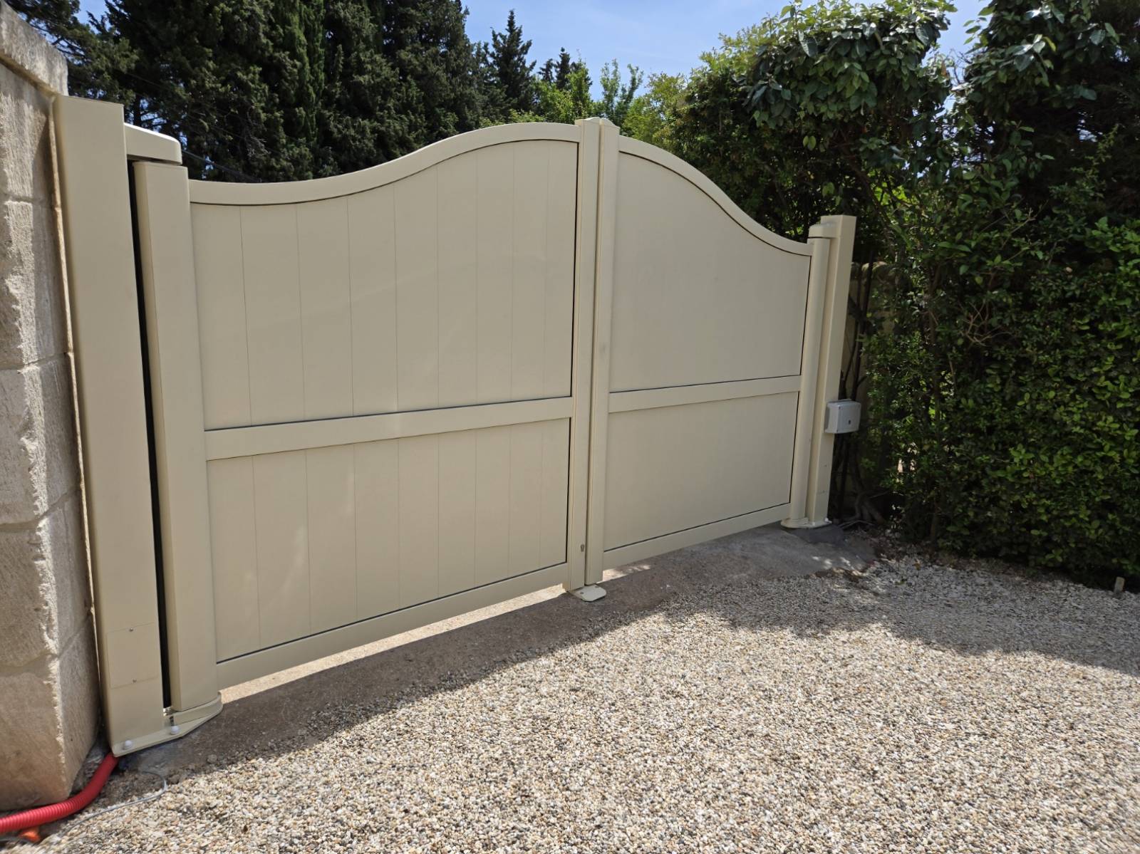 Remplacement d’un portail acier par un modèle aluminium Tschoeppé à motorisation invisible à Marseille