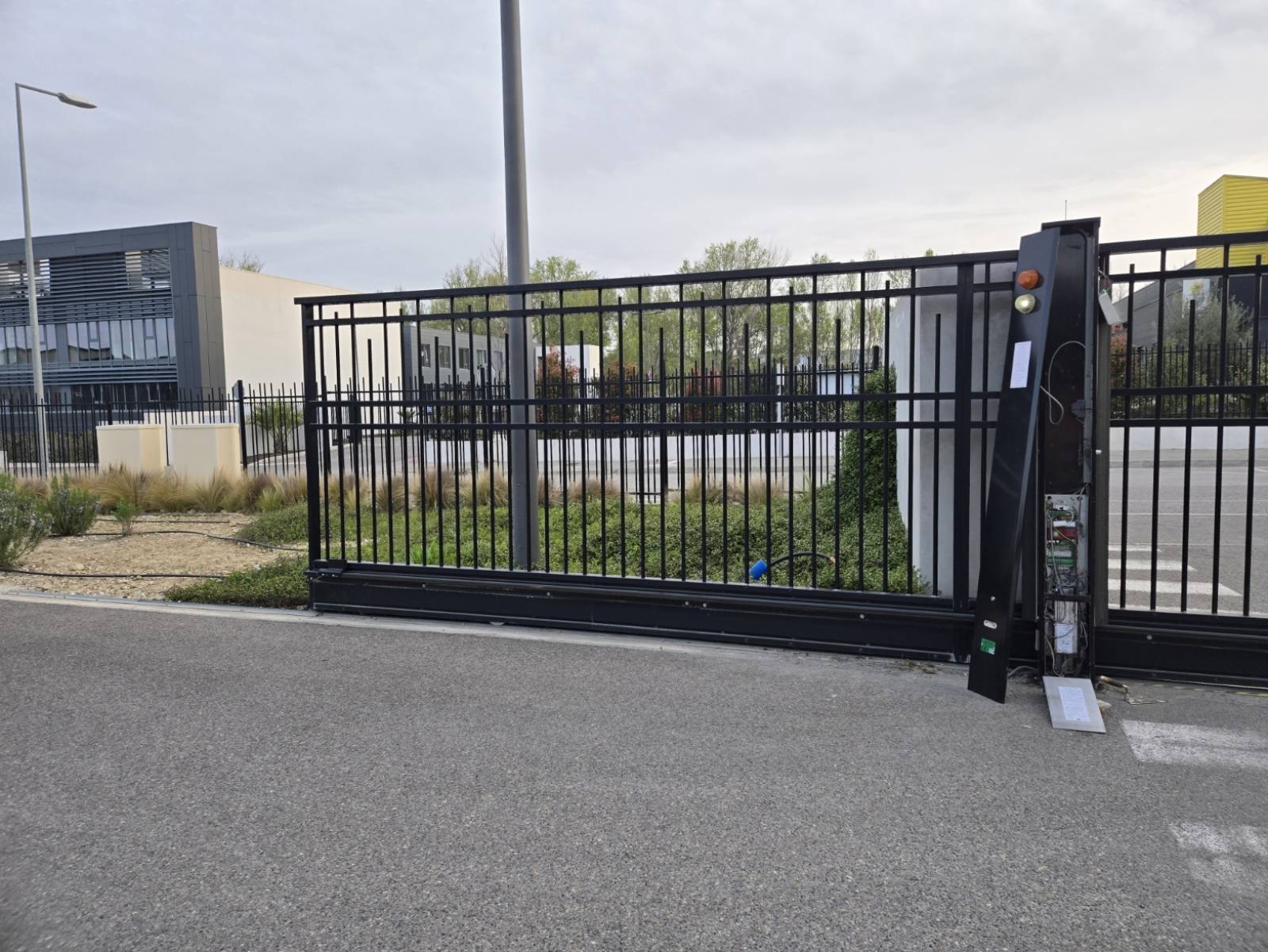 installation de portail coulissant Doitrand sur le parking d'une boulangerie près d'aix en provence