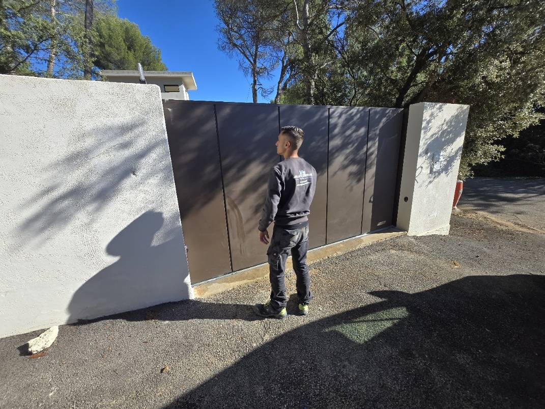 Portail coulissant à cassette marron