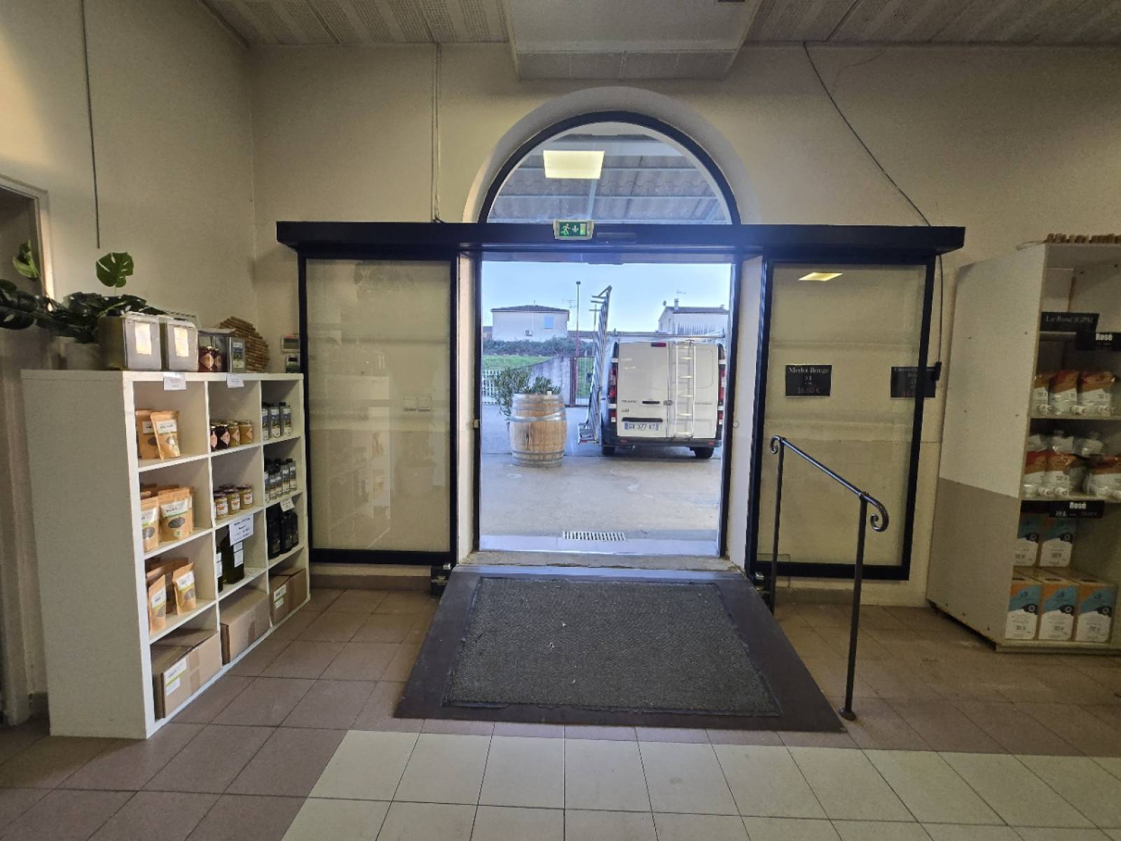 Pose d'une porte automatique dans une cave à vin à Trets près d'Aix en Provence