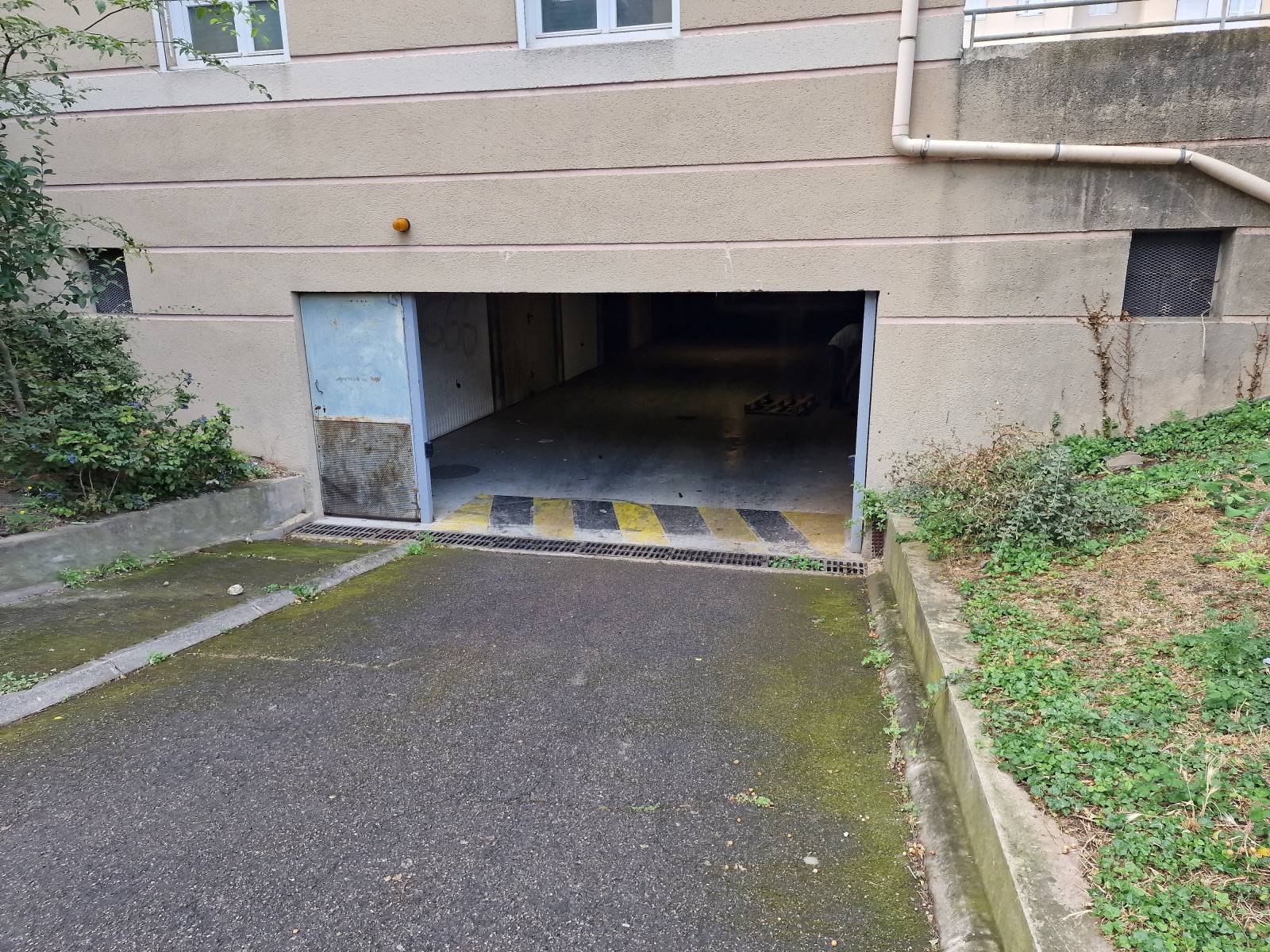Dépose de portillon et porte sectionnelle motorisée de garage