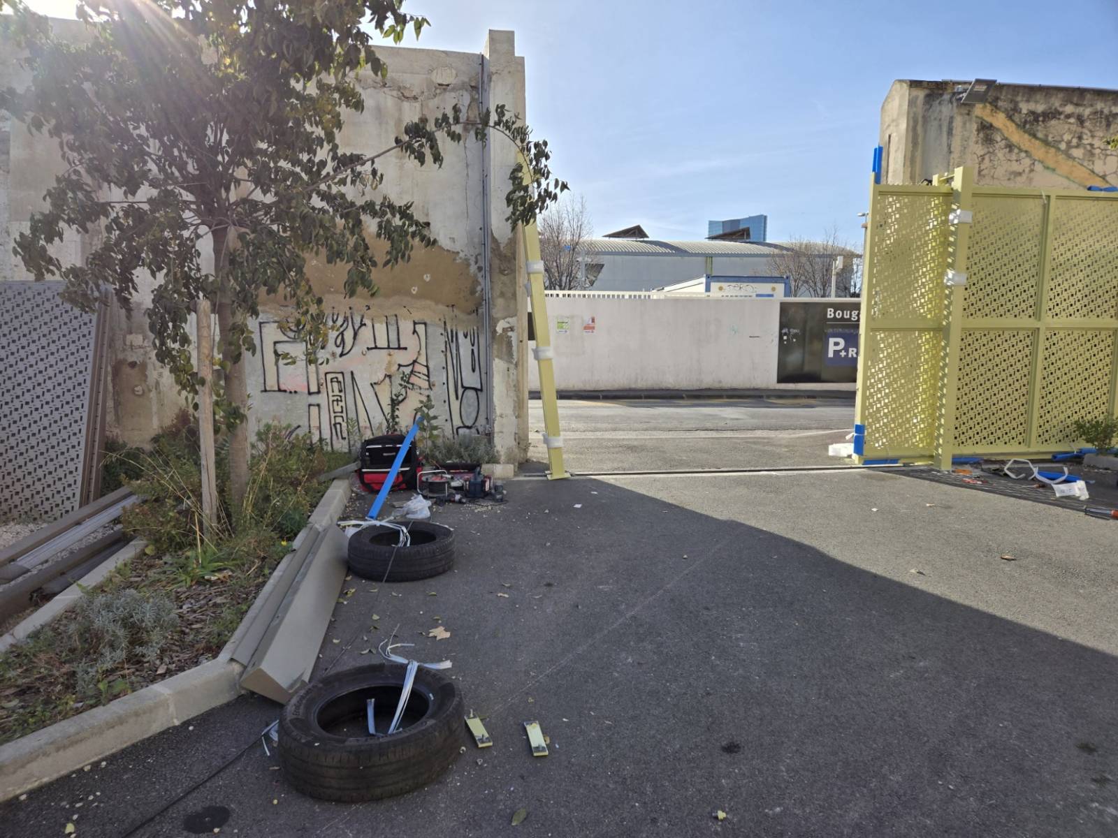 Pose portail coulissant acier thermolaqué