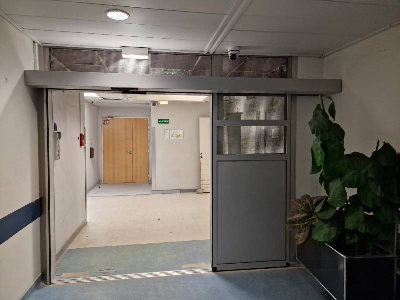 Porte automatique coulissante télescopique à 2 vantaux 