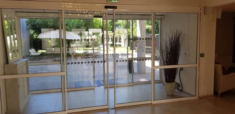 Installation porte automatique coulissante à 2 vantaux à Marseille