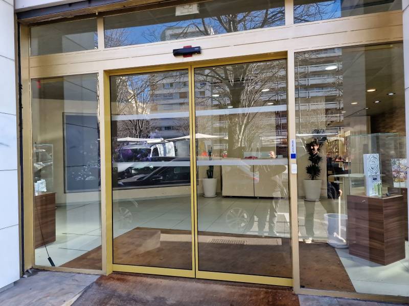 Porte automatique coulissante à 2 vantaux couleur or