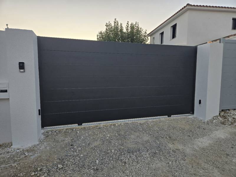 Portail coulissant motorisation invisible