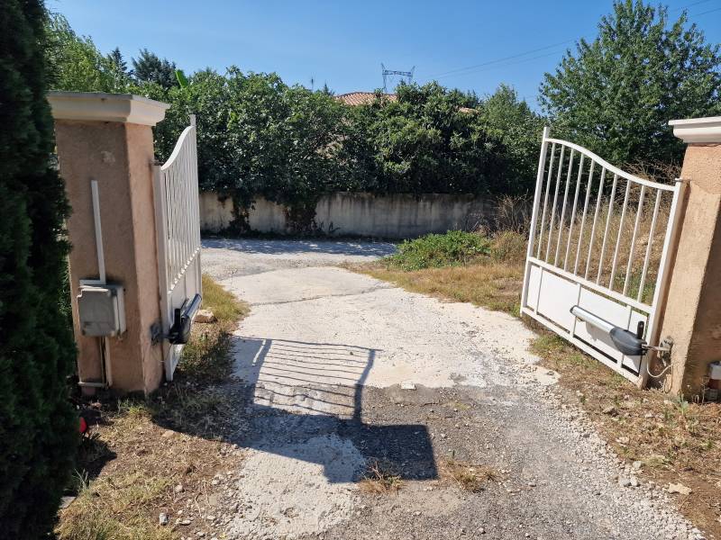 Portail battant ouverture extérieure