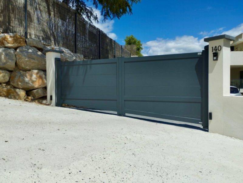 Installation de portail battant en aluminium thermolaqué sur mesure à relevé de pente à Aix en Provence