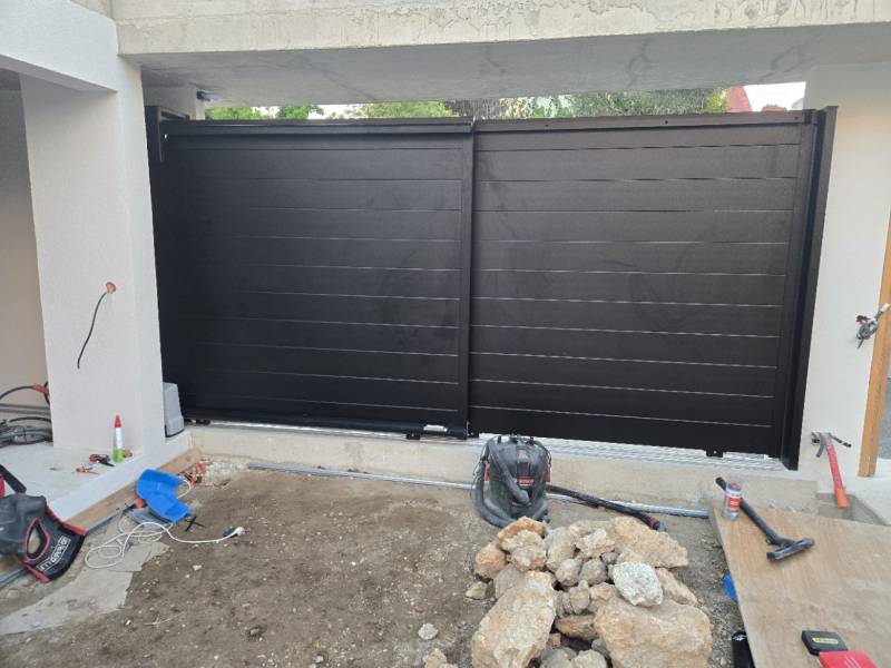 Installation d’un portail télescopique 2 vantaux à Marseille 13008